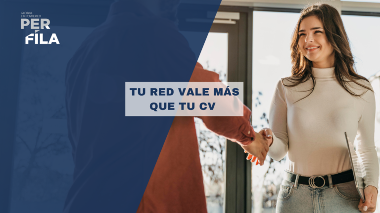 Joven profesional creando conexiones laborales en un entorno de networking